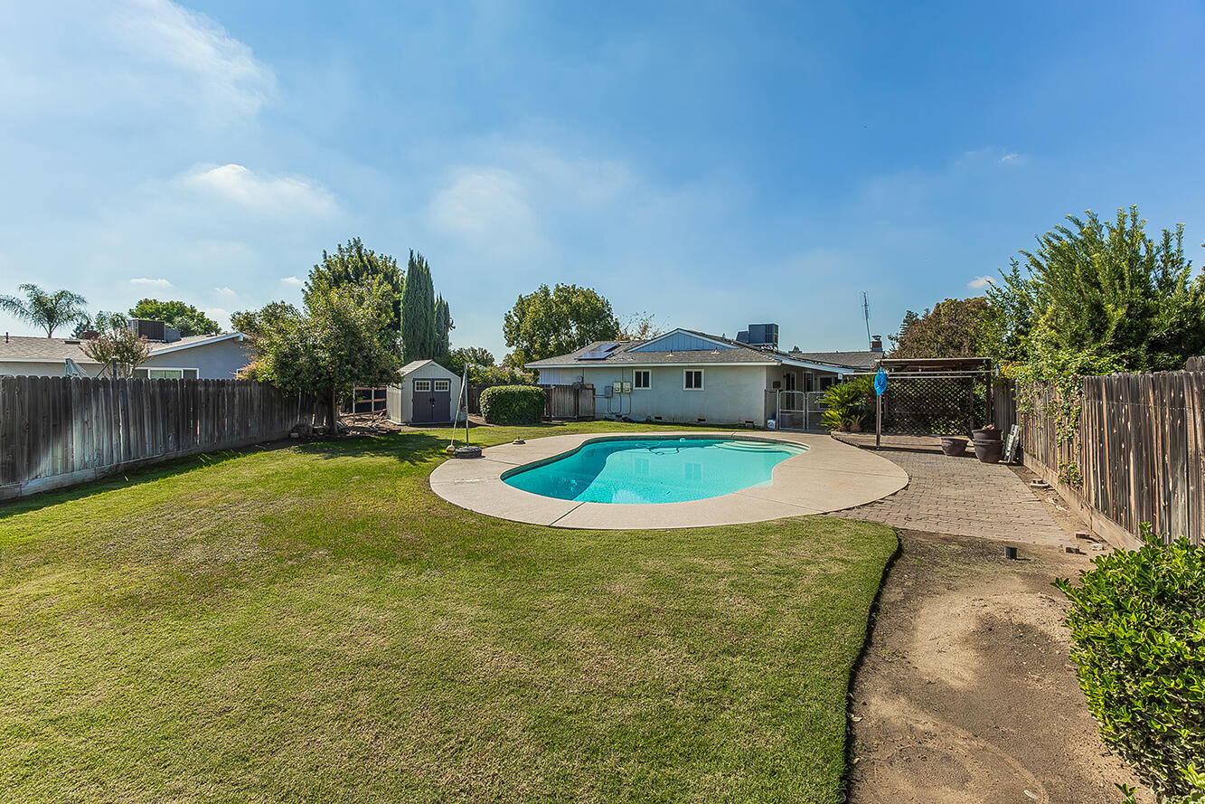 1895 Dennis Ave, Clovis, CA 93611